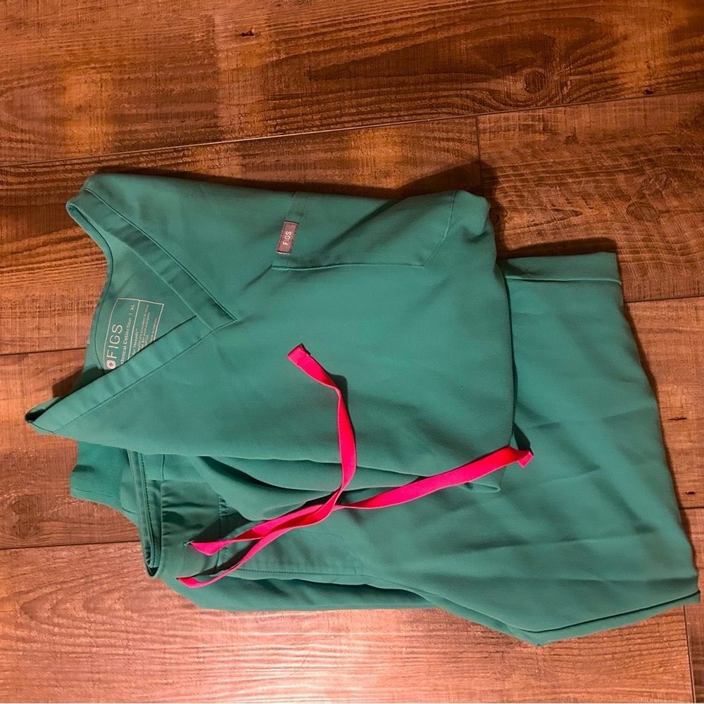 Fits women’s XL surgical green Catarina top and Zamora joggers